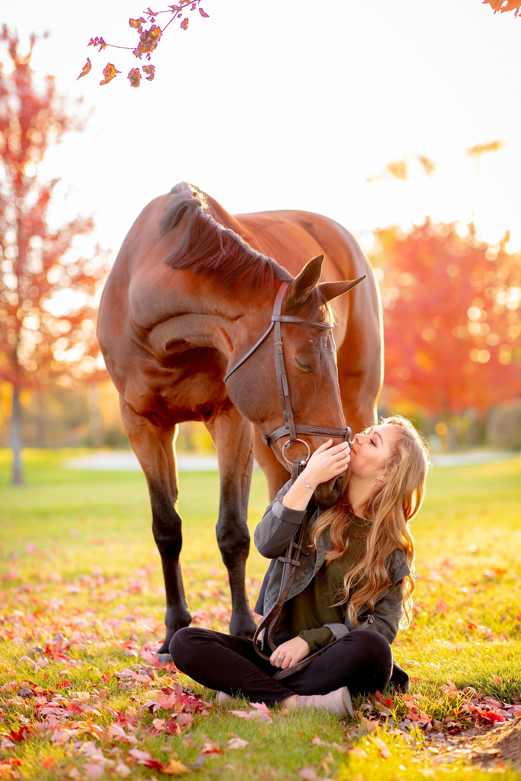 traveling portrait photographer captures senior with her horse 